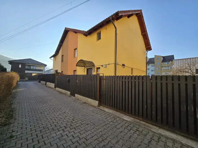 Casă/Duplex, 3 camere, str. Florilor, Florești, jud. Cluj