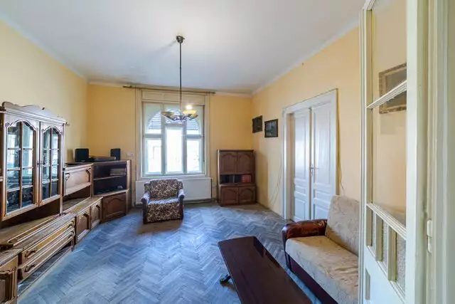 Apartament la casă cu 3 camere zona Pârneava