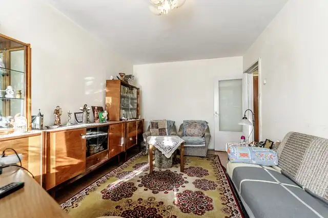 Apartament 3 camere, etajul 1 în zona Făt Frumos