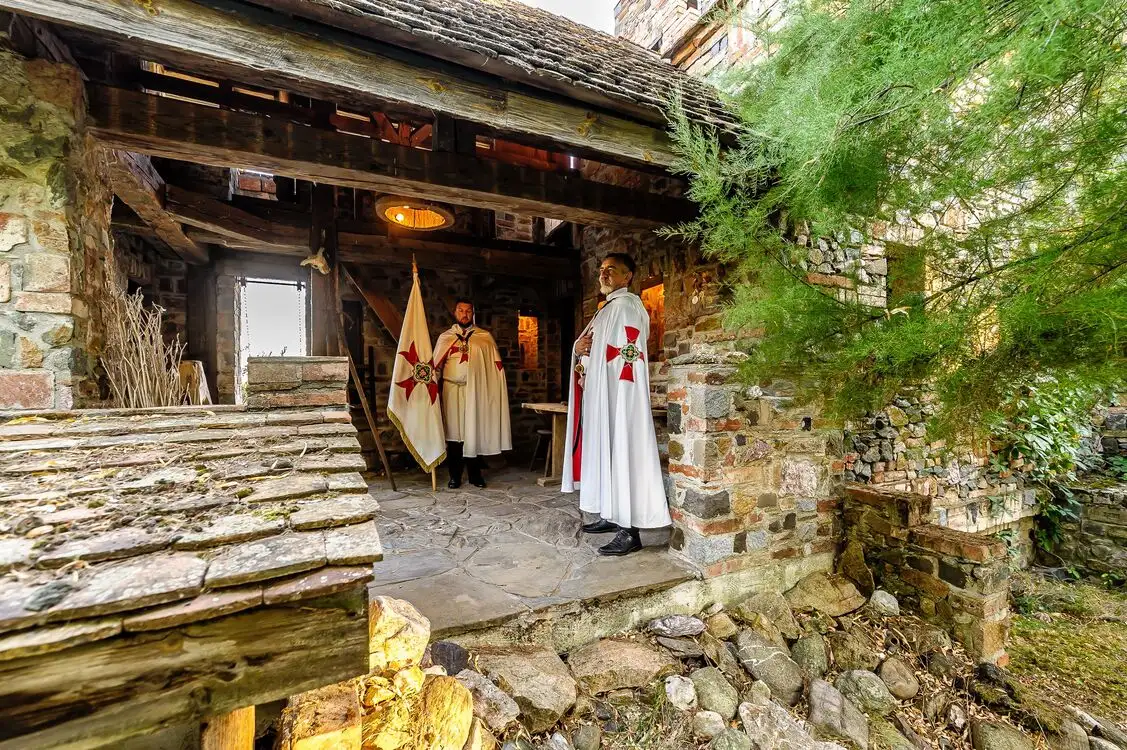 Refugiul Medieval în mijlocul Naturii. Deschide poarta către trecut!