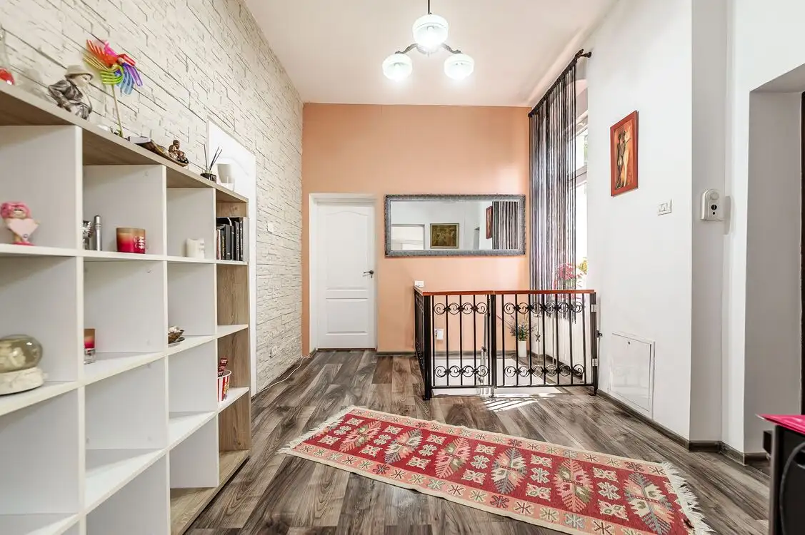 Apartament cu personalitate și spațiu verde generos