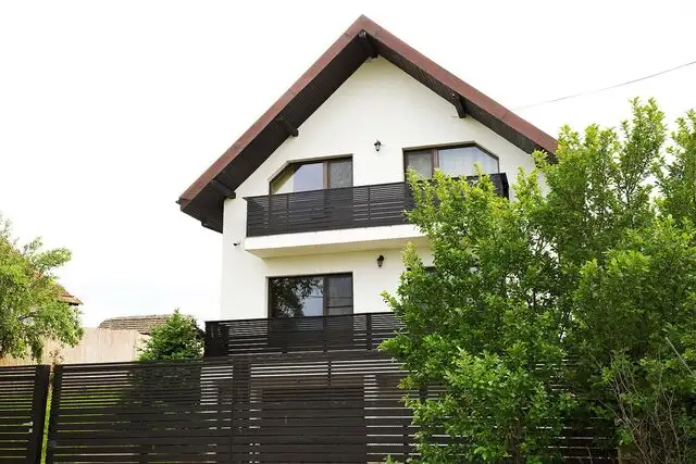 Vilă cu 5 dormitoare, 4 băi, 2 248mp teren, piscină. Preț: 250 000 Eur