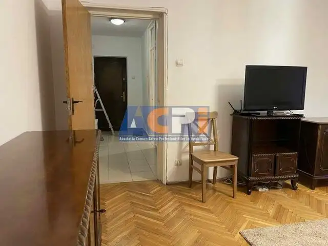 Apartament 3 camere langa Piata sf Vineri