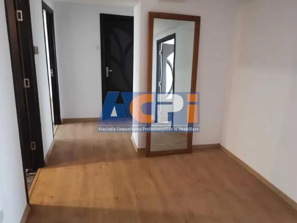 Apartament cu 3 camere de inchiriat, zona Centrala