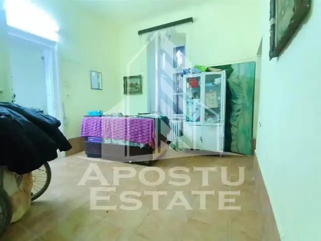 Apartament cu 4 camere, la parter, cu 2 fronturi stradale