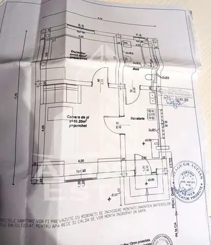 Casa la rosu, la pret de garsoniera, in Cartierul Nou din Curtici