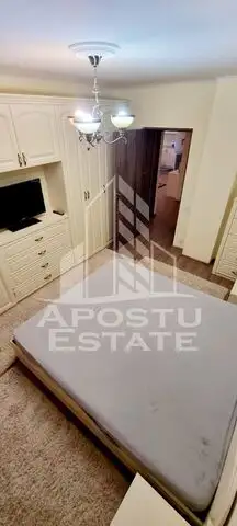 Apartament cu 3 camere,100 mp,decomandat,etaj intermediar,zona Intim