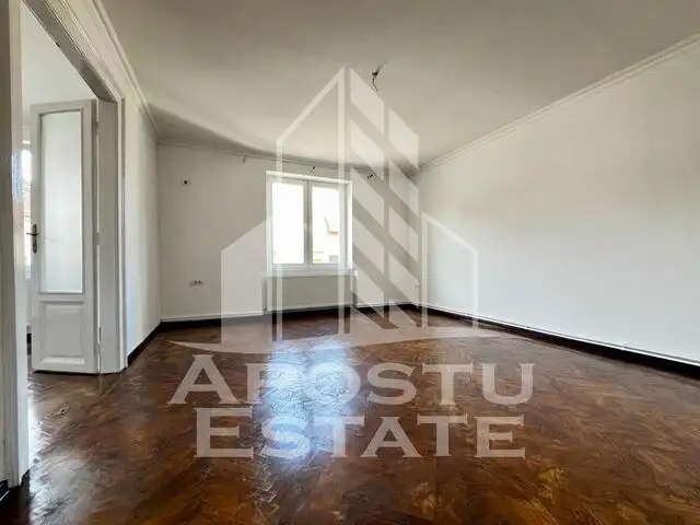 Apartament la curte cu 3 camere,108 mp,centrală proprie, zona Parneava