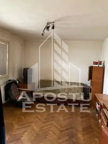 Apartament 3 camere, decomandat, zona Gh. Lazar