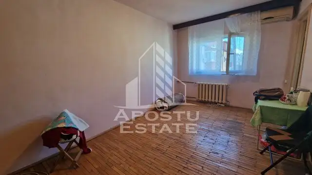 Apartament cu o camera, etaj intermediar, zona Lipovei