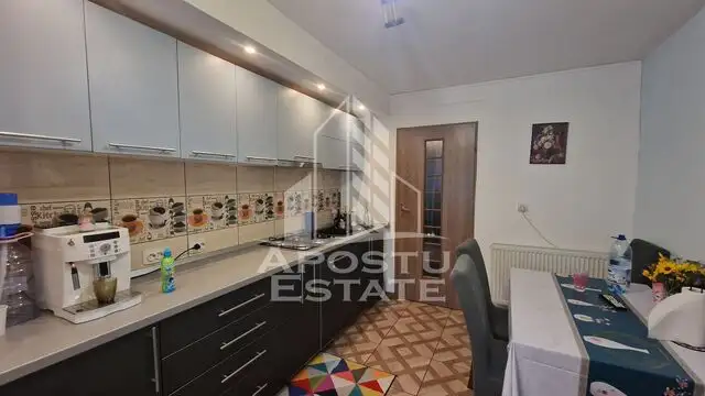 Apartament cu 3 camere, centrala proprie, decomandat, zona Lipovei