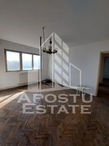 Apartament cu 3 camere, etaj 3, centrala proprie, zona Cetatii