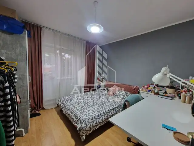 Apartament cu 3 camere, decomandat, centrala proprie, zona Bucovinei