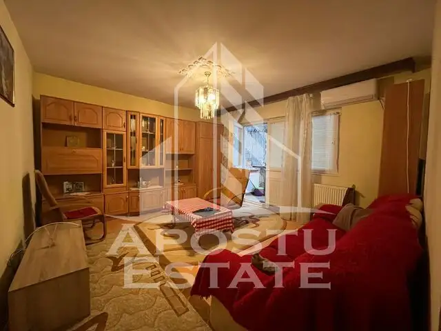 Apartament cu 3 camere, 2 bai, decomandat,etaj intermediar