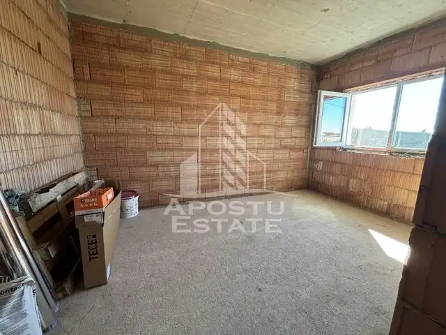 Jumatate de duplex cu 3 camere in Mosnita Veche, la rosu