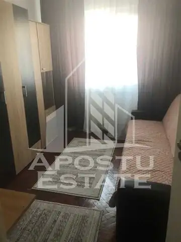 Apartament cu 3 camere, centala propie, zona Stadion