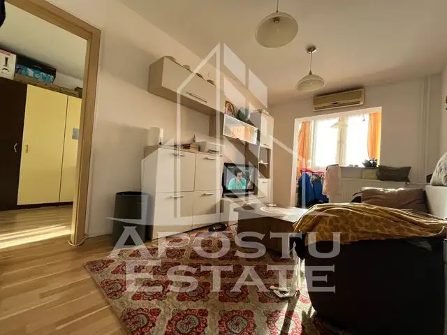 Apartament  cu 2 camere, semidecomandat , etajul 2 , Calea Sagului