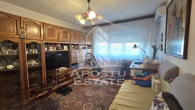 Apartament cu 4 camere, zona Cetatii