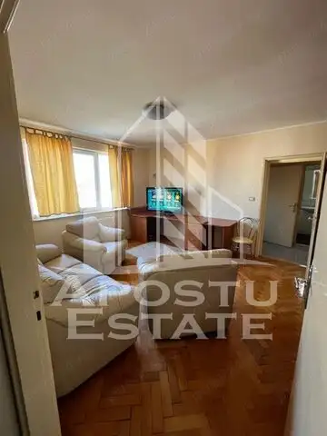 Apartament cu 3 camere, centrala proprie, Piata Victoriei