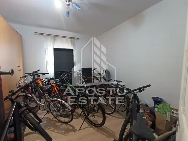 Casa la curte comuna, necesita renovare, situata in zona Dambovita