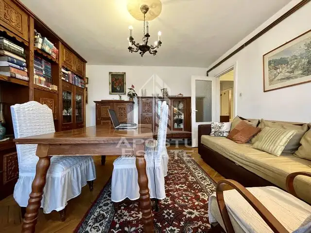 Apartament cu 3 camere, 2 bai, centrala proprie, zona Dambovita