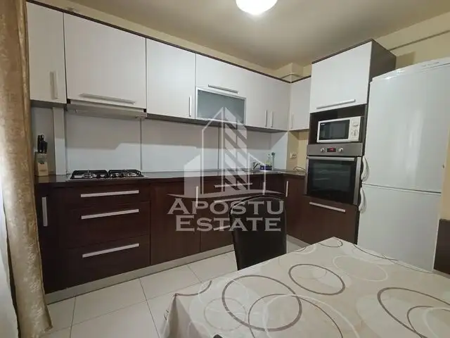 Apartament 4 camere, decomandat, centrala proprie, etaj 1, Dambovita