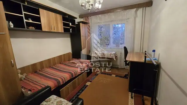 Apartament cu 3 camere, etaj 1, centrala proprie, zona Lipovei