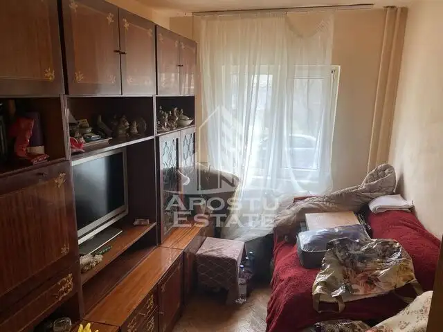 Apartament 3 camere, decomandat cu garaj, zona calea Lipovei