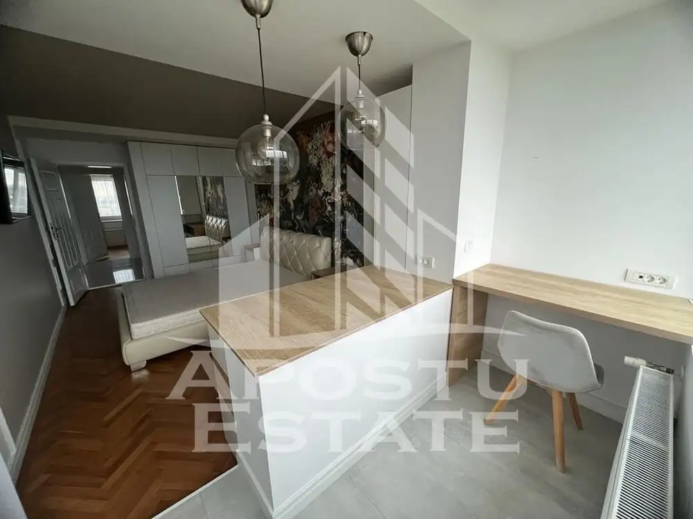 Apartament de LUX, cu 3 camere, semidecomandat, in zona Centrala