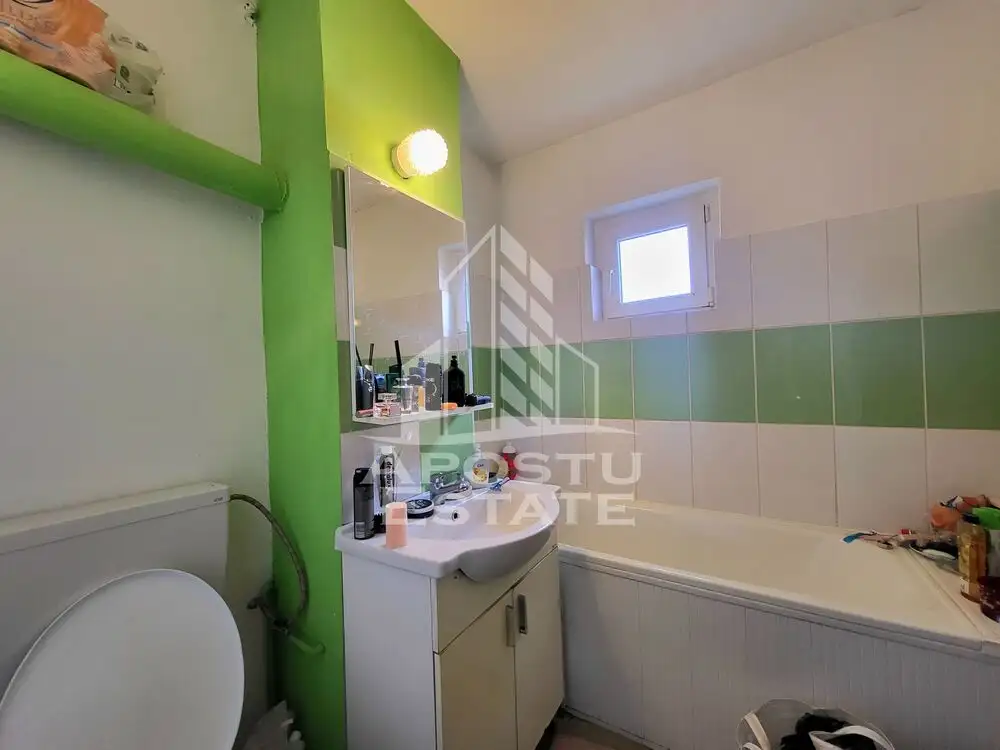 Apartament cu 3 camere, decomandat, zona Lipovei