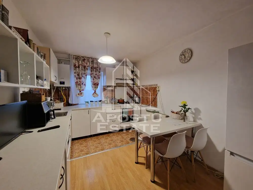 Apartament cu 3 camere, decomandat, centrala proprie, zona Bucovinei