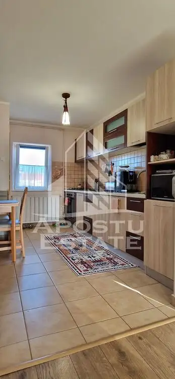 Apartament cu 4 camere, renovat, centrala proprie, zona Bucovina