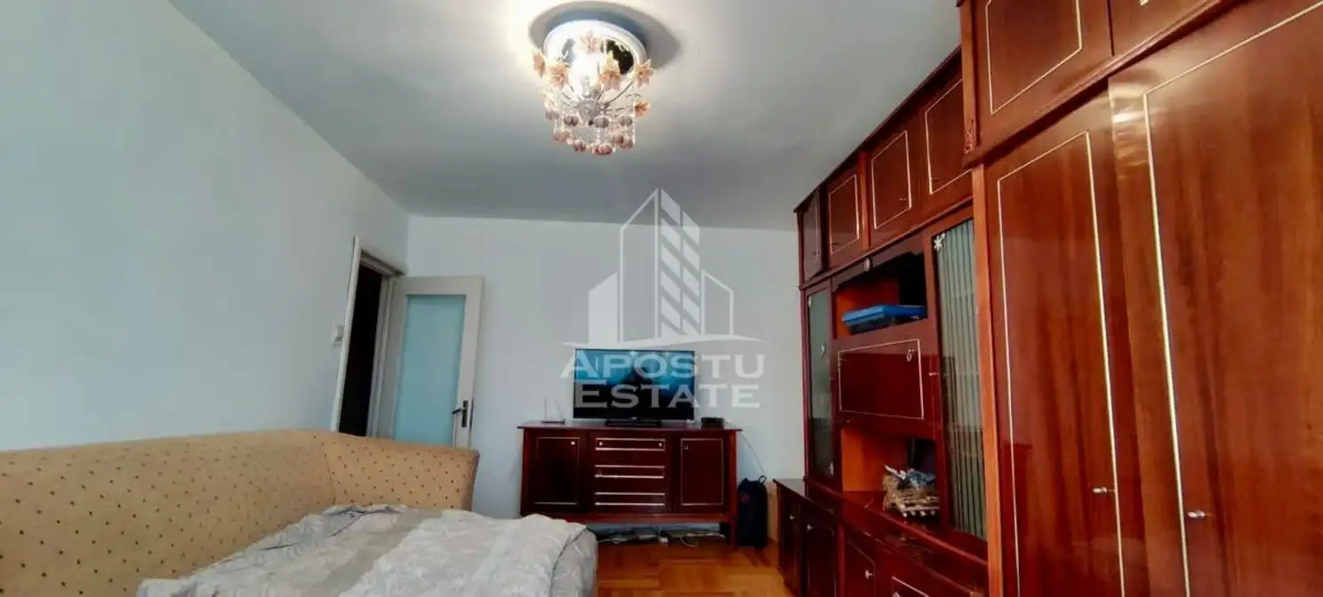 Apartament cu 2 camere, decomandat, zona Lipovei