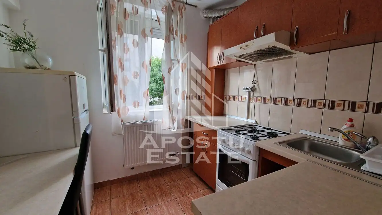 Apartament 2 camere, decomandat,  etaj intermediar, langa Iulius Mall