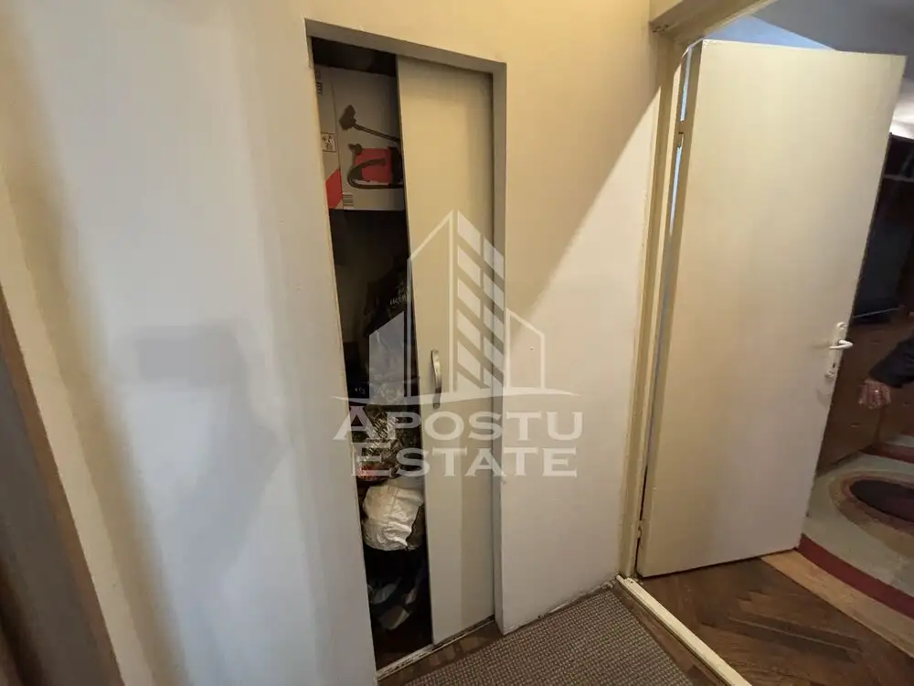 Apartament cu 3 camere in zona UMT, centrala proprie