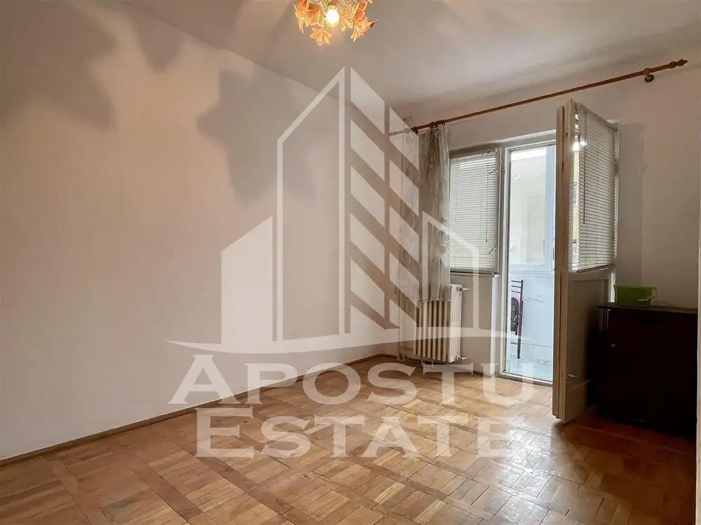 Apartament trei camere decomandat etaj intermediar