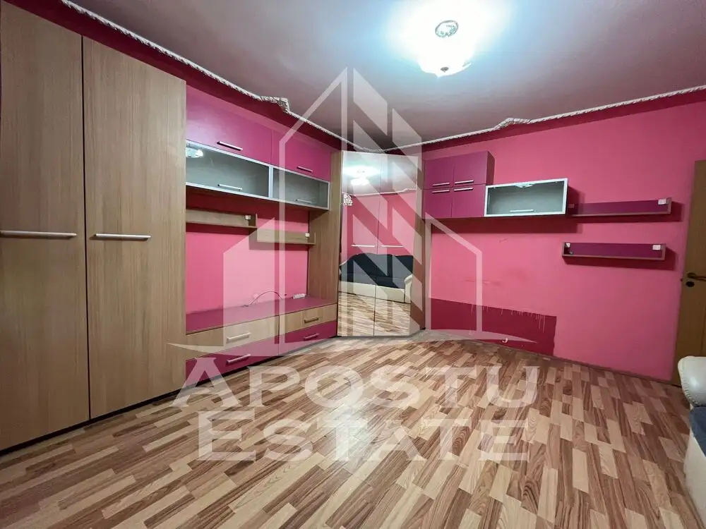 Apartament cu 3 camere, decomandat, situat in zona Soarelu