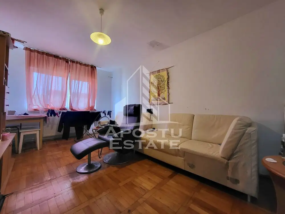 Apartament cu 3 camere, decomandat, zona Lipovei