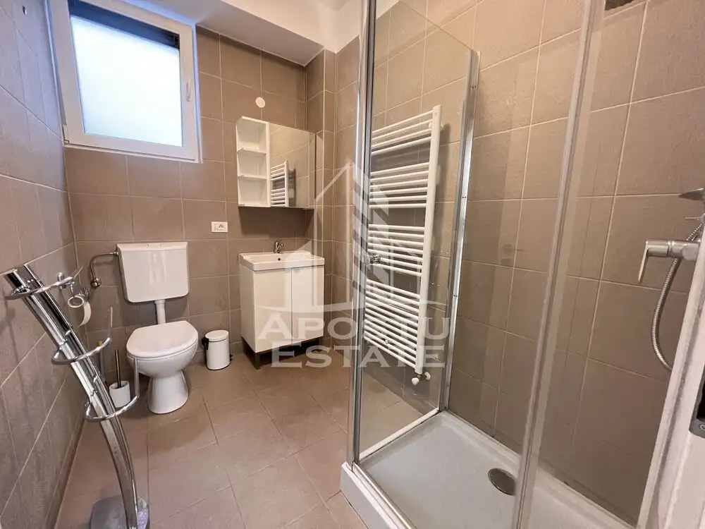 Apartament cu 5 camere, loc de parcare , zona Complexul Studentesc