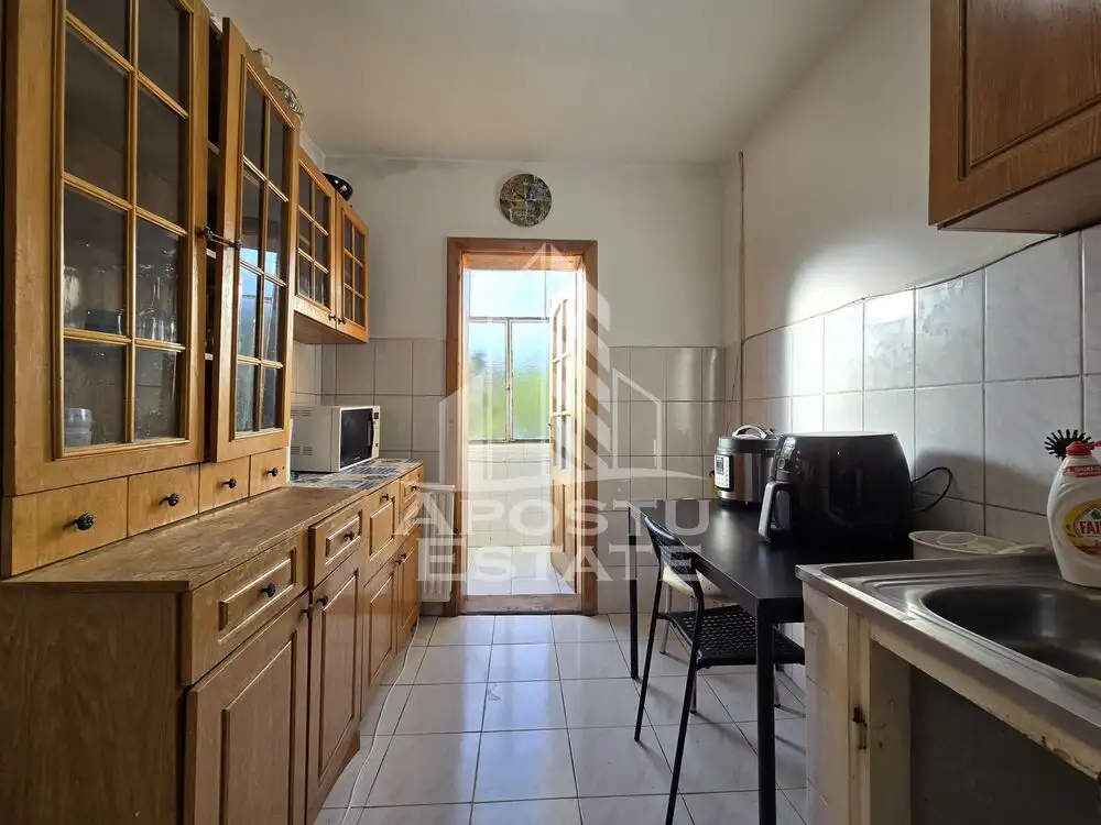 Apartament decomandat cu 3 camere, etaj intermediar,  zona Lipovei