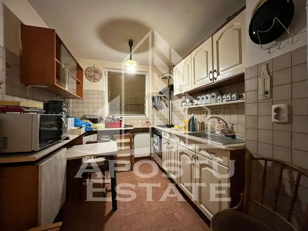 Apartament 2 camere, decomandat, etaj intermediar, zona Dambovita