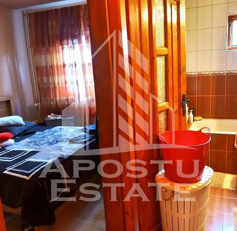 Apartament cu trei camere de vanzare, in zona Miorita, Arad