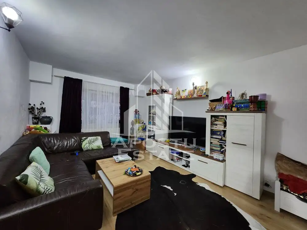 Apartament decomandat cu 3 camere, centrala proprie,  zona Lipovei