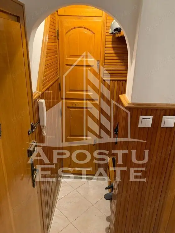 Apartament cu 3 camere, decomandat, centrala proprie,in zona Lunei