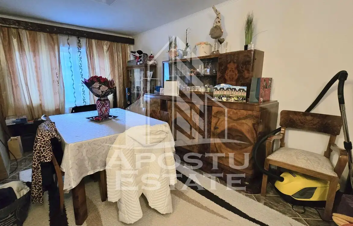 Apartament cu 3 camere, etaj intermediar, Aradului