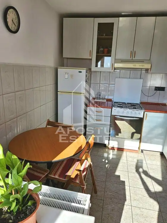 Apartament cu 3 camere, in Zona Fortuna, Arad