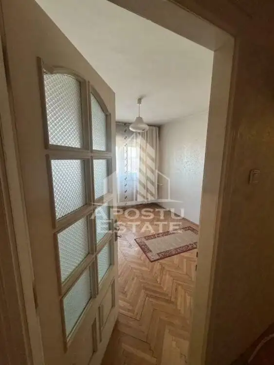 Apartament cu 3 camere, decomandat, etaj intermediar, zona Sagului