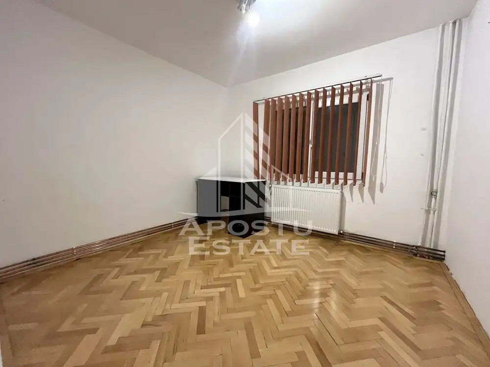 Apartament cu 3 camere, etajul 2, zona Dambovita