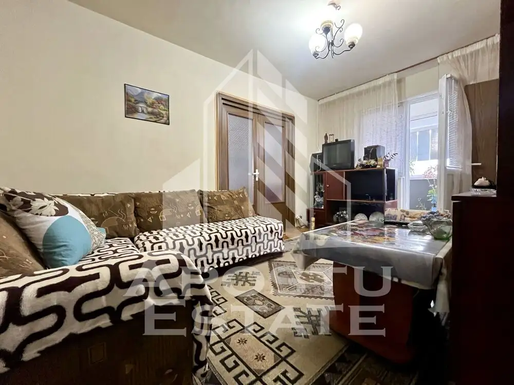 Apartament cu 3 camere, bloc izolat, zona Sagului