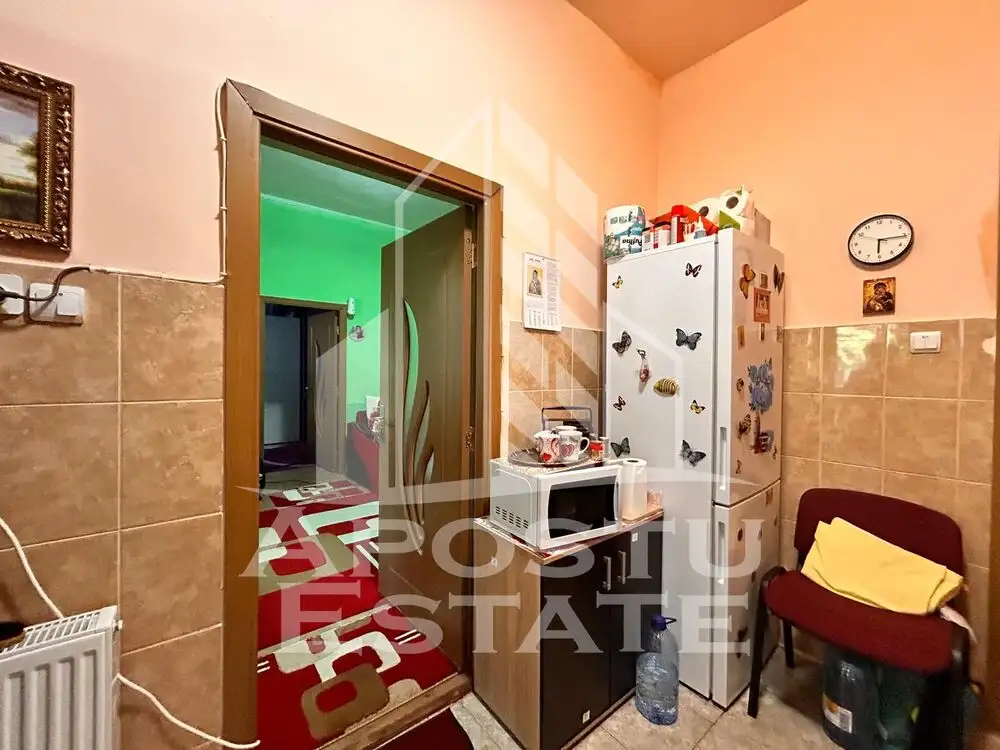 Apartament 2 camere, la curte comuna, pod mansardabil in zona Centrala